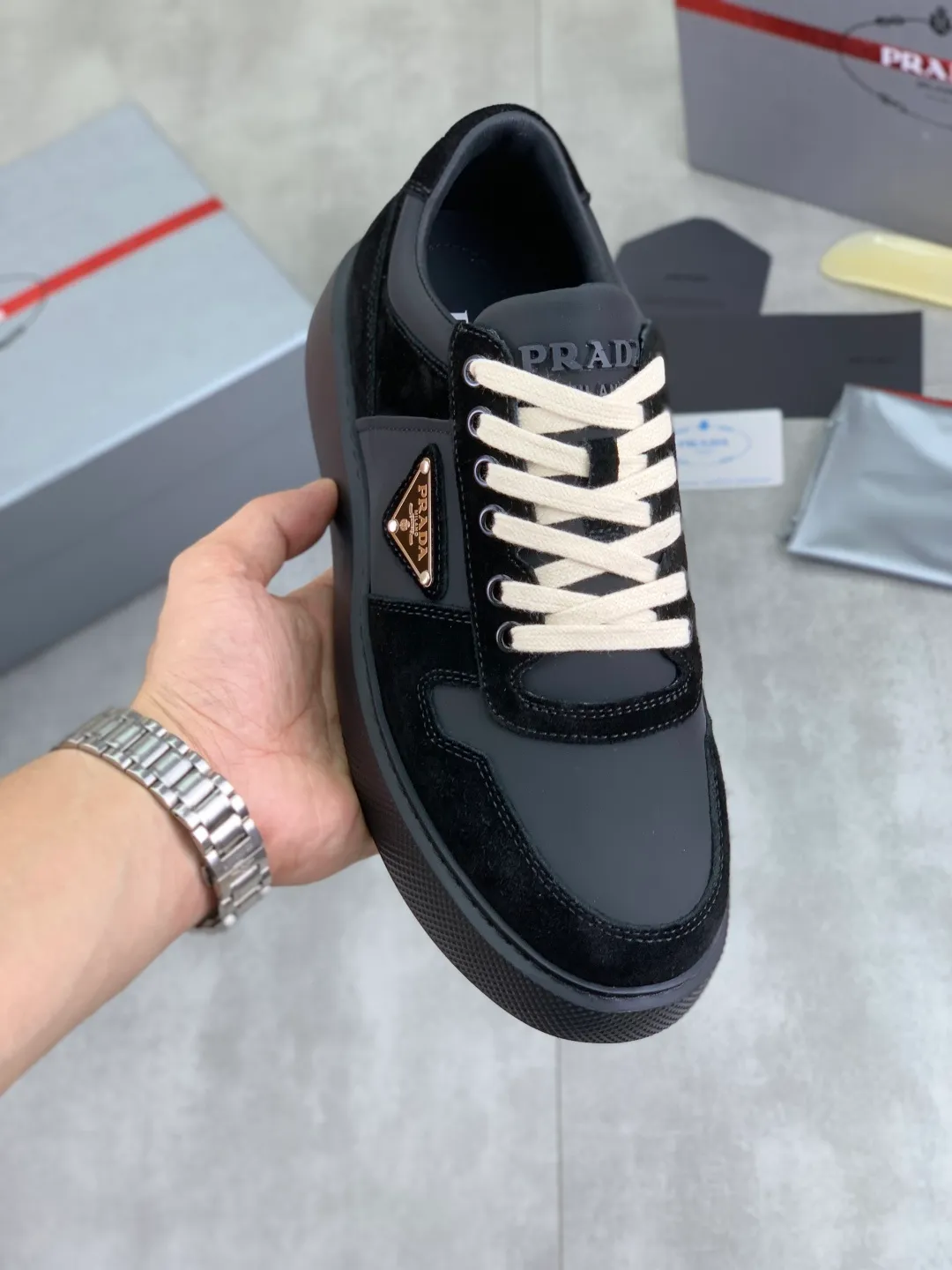 Men's shoes 💰P560💰 [New model] High version official website popular model is on the market, 🆘 Trendy brand (Prada) mainly promotes popular model, avant-garde and versatile fashionable men's shoes private version mold opening, cowhide surface splicing 1:1.. Stylish and simple, original imported cowhide lining cowhide feet; the atmosphere and personality are more fashionable, eye-catching and pursuing class. It will subvert the old idea and be a must-have for fashion trendsetters with you! Must keep it for yourself! Tall and comfortable, large and low, high-end quality workmanship. Code number: 38-44 5⃣️colors available.